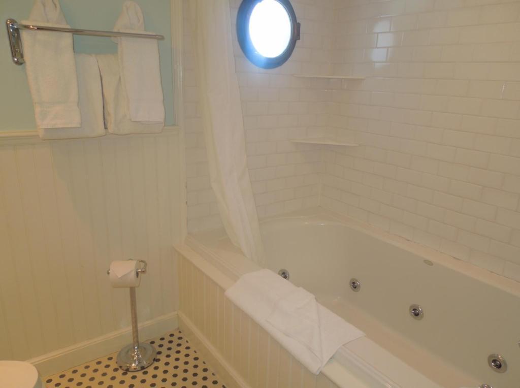 Anchor Inn Beach House 프로빈스타운 객실 사진